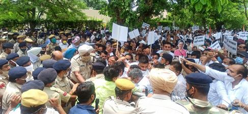 फोन टैपिंग के खिलाफ सडक़ों पर उतरी हरियाणा कांग्रेस