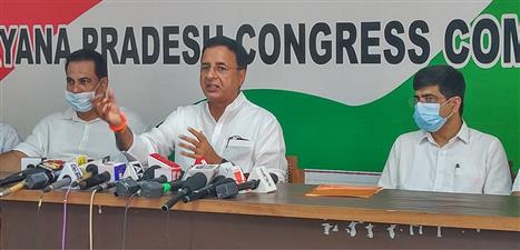 कांस्टेबल भर्ती प्रश्न पत्र लीक होने से आठ लाख बेरोजगारों के डूबे सौ करोड़:सुरजेवाला