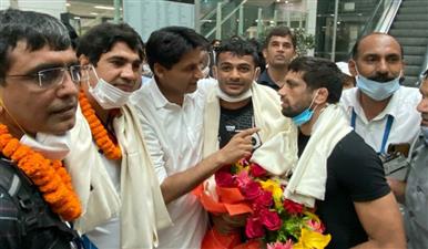 भारत लौटे खिलाड़ियों का दीपेंद्र हुड्डा ने हवाई अड्डे पर किया स्वागत