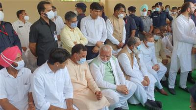 मुख्यमंत्री मनोहर लाल अपने छोटे भाई गुलशन खट्टर की अंतिम यात्रा में हुए शामिल