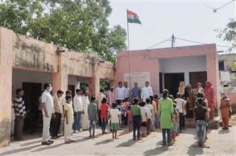 रोहतक: तैमूरपुर गांव में मनाया स्वतंत्रता दिवस, पौधारोपण व स्वच्छता अभियान भी चलाया