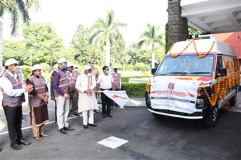 शहीद कैप्टन के परिजनों ने रैडक्रास को दान दी दो एंबुलेंस