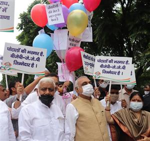 बेरोजगारी, महंगाई व किसानों के समर्थन में सडक़ों पर उतरी कांग्रेस