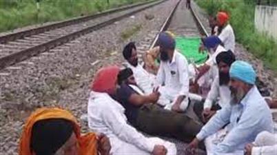 पंजाब के गन्ना किसान रेलवे ट्रैक व सडक़ों पर 