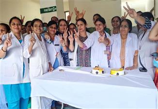 गुरुग्राम के नागरिक अस्पताल में केक काटकर मनाई नर्सिंग ऑफिसर बनने की खुशी