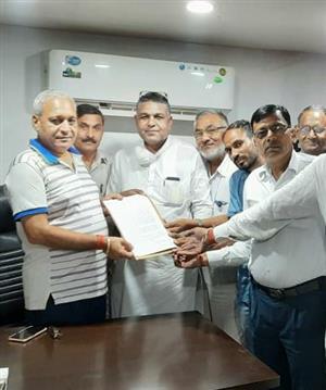 आवा-पंजावा भूमि के मालिकाना हक को लेकर प्रजापति धर्मशाला सभा ने डिप्टी स्पीकर को सौंपा ज्ञापन