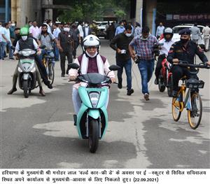 ई-स्कूटर पर सवार होकर पहुंचे मंत्रिमंडल की बैठक