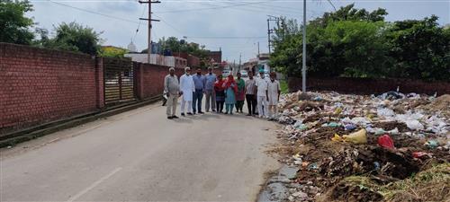 नेताओं के गांव छत के स्कूल व डिस्पैंसरी के आगे कूड़े के ढेर