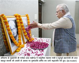 मुख्यमंत्री ने गांधी व शास्त्री को भेंट की श्रद्धांजलि