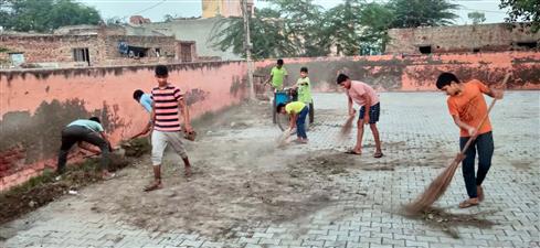रोहतक: दीवाली पर घर से पहले गांव की सफाई में जुटे बच्चे, युवा