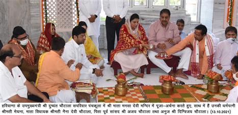 दुष्यंत चौटाला ने परिवार समेत मनसा देवी में की पूजा