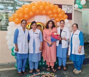 गुरुग्राम: देश में 100 करोड़ वैक्सीनेशन होने पर नागरिक अस्पताल में मनाई खुशी