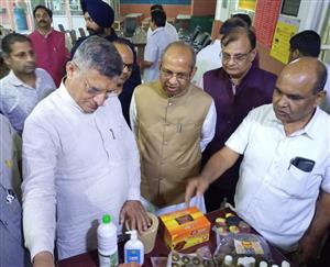 गाय के गोबर से बनी खाद को इस्तेमाल करें किसान:गुर्जर