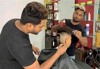 सिर को कैनवस समझकर उकेर देते हैं पेंटिंग