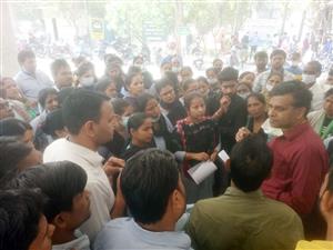 गुरुग्राम: भर्ती हुए थे डाटा एंट्री ऑपरेटर, अब काम करवा रहे स्वीपर का...