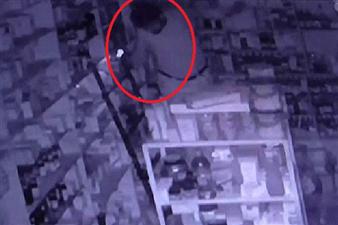  दुकान की छत तोड़कर उड़ाया हजारों का सामान, CCTV में कैद चोर 