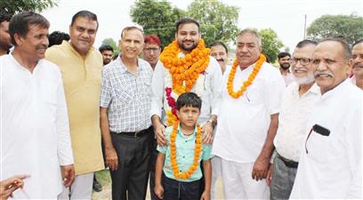 गुरुग्राम: बालूदा गांव से स्वागत की यादों को सहेज ले गए आईएएस सचिन शर्मा