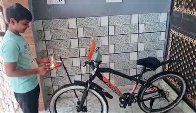 गुरुग्राम में बालक मितांश ने अपने साथ अपनी साइकिल का भी मनाया जन्मदिन