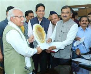 सरकारी कर्मियों की तर्ज पर पत्रकारों को मिलेगी मेडिक्लेम सुविधा:मनोहर लाल