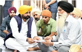 मुख्यमंत्री ने शहीद परविन्दर सिंह के परिवार को सौंपा एक करोड़ का चैक 