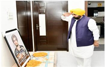 पंजाब के मुख्यमंत्री ने अग्निवीर अमृतपाल सिंह को दी श्रद्धांजली, परिजनों को सौंपा एक करोड़ का चैक 