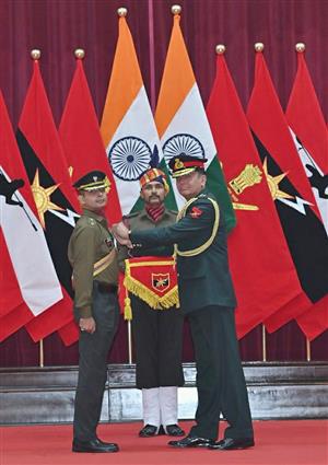 कश्मीर घाटी के पुलवामा में अदम्य साहस का प्रदर्शन करने हेतु मेजर अंतरिक्ष त्यागी सेना मेडल (वीरता) से अलंकृत