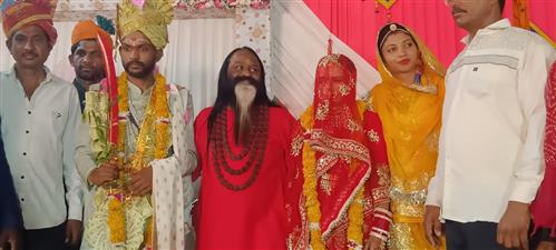 अनाथ बेटियों को पढ़ाने के बाद उनके हाथ पीले करा रहे दाती जी महाराज 