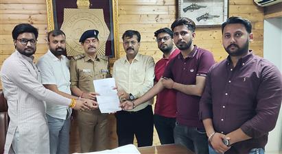 चंडीगढ़ में भाजपा ने अपना झंडा जलाने पर पुलिस में शिकायत दी