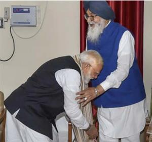 मोदी हुए भावुक शपथ लेने से पहले किया बादल को याद
