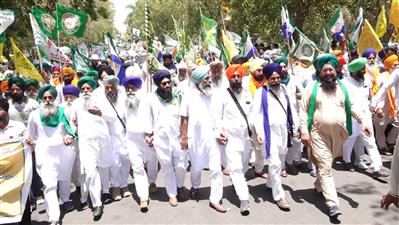 सीआईएसएफ कांस्टेबल के समर्थन में किसान संगठनों ने मोहाली में किया रोष मार्च