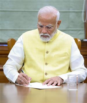 तीसरी बार प्रधानमंत्री  बनते ही देशभर के किसानों को मोदी की बड़ी सौगात, पहले ही दिन इस फाइल पर किए साइन 
