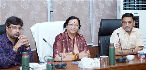 राज्य के सभी सरकारी व प्राइवेट कॉलेजों में सोलर सिस्टम लगाए जाएं : सीमा त्रिखा 