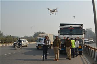 गुरुग्राम: पुलिस ने ड्रोन से रेकी करके कच्ची शराब की भठ्ठी का किया भंडाफोड़
