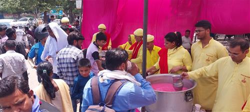 चिलचिलाती गर्मी में विश्वास फाउंडेशन ने छबील लगाकर लोगों की बुझाई प्यास