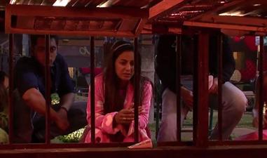  अर्शी ने हिना खान को मारने के लिए उठा ली चप्पल