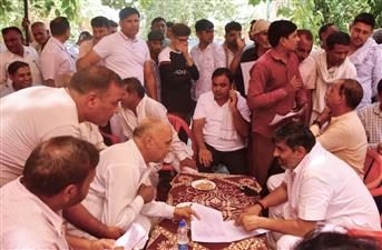 आपकी सरकार आपके द्वार खुले दरबार कार्यक्रम में लोगों की  समस्याओं का किया समाधान : महिपाल ढांडा