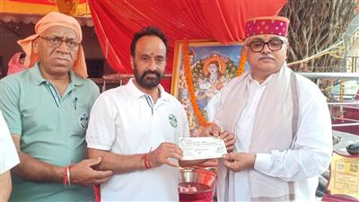 विहिप अध्यक्ष अरविंद मोदगिल ने हिमाचल महासभा को अपना भवन बनाने के लिए सवा लाख का चेक प्रदान किया
