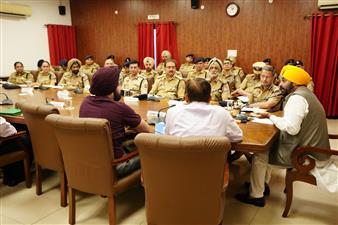 मुख्य मंत्री ने पुलिस अधिकारियों को दिया आदेश: नशा तस्करों की गिरफ़्तारी के एक हफ्ते में जायदाद ज़ब्त करने के आदेश
