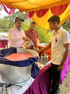 आशीष सर्विस स्टेशन इंडियन ऑयल पेट्रोल पम्प पर छबील का हुआ आयोजन 