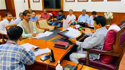 ज्ञान चंद गुप्ता ने प्राधिकरण के वरिष्ठ अधिकारियों के साथ बैठक कर लिया जायजा