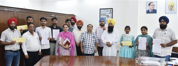 गुरमीत सिंह खुड्डियां ने आठ युवाओं को नियुक्ति पत्र सौंपे