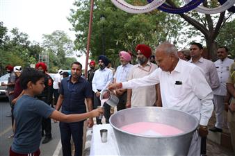 पंजाब के राज्यपाल ने राजभवन के कर्मचारियों द्वारा आयोजित छबील दौरान राहगीरों को पिलाया मीठा दूध