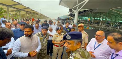 दिल्ली हवाई अड्डे के टर्मिनल-1 पर पहुंचे केंद्रीय नागरिक उड्डयन मंत्री राम मोहन नायडू किंजरापु