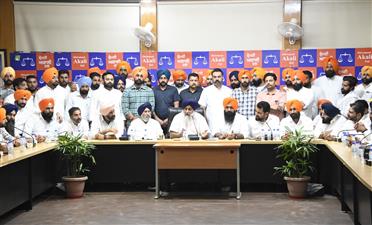 यूथ अकाली दल के सभी कार्यकर्ता एवं पदाधिकारियों ने  सुखबीर सिंह बादल की अगुवाई में पूर्ण विश्वास जताया