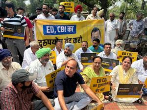 अरविंद केजरीवाल की गिरफ्तारी के विरोध में आम आदमी पार्टी चंडीगढ़ ने किया विरोध प्रदर्शन