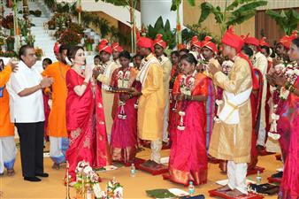 गरीब कन्याओं के विवाह से शुरू हुआ अंबानी परिवार का शादी समारोह