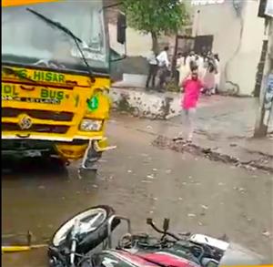 हिसार में DPS स्कूल बस बेकाबू,3 वाहनों को टक्कर मारी