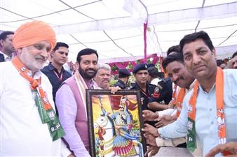 कांग्रेस के लोग भ्रष्टाचार करने के लिए वोट मांगते हैं, भाजपा ईमानदारी से काम करके दिखाती है