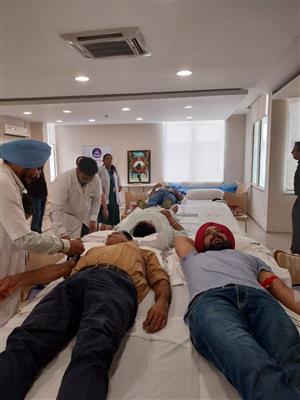 धीरूभाई अंबानी की पुण्य तिथि  के अवसर पर रिलायंस जियो ने रक्तदान शिविर आयोजित किए