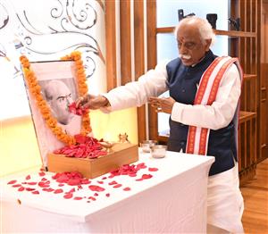 राज्यपाल बंडारू दत्तात्रेय ने डॉ. श्यामा प्रसाद मुखर्जी की जयंती पर उन्हें श्रद्धांजलि अर्पित की